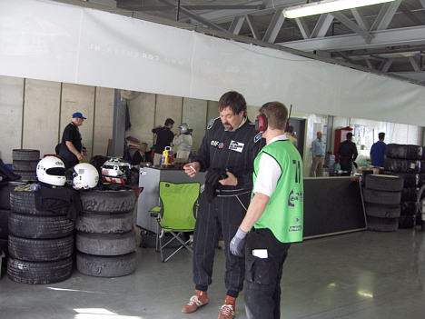Det ser ud til at reservekører Peter Rasmussen fik varmen efter sin tur i BMW Mini'en fra Stefan Kaas Racing Team.
(Foto: Stefan Kaas Racing Team)